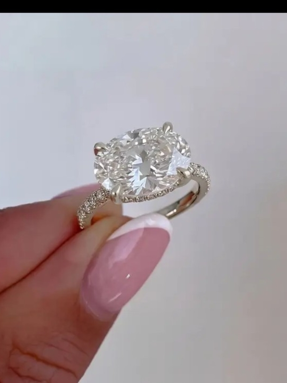 Fashion Jewelry White Oval Solitaire Ring with Pavé Band
